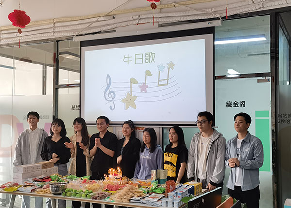 相親相愛一家親，祝深度網家人們生日快樂!
